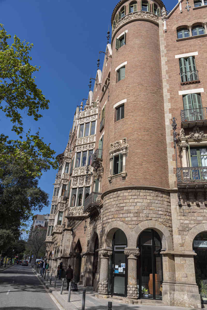 10 - Barcelona - casa Terradas o casa de les Punxes.jpg